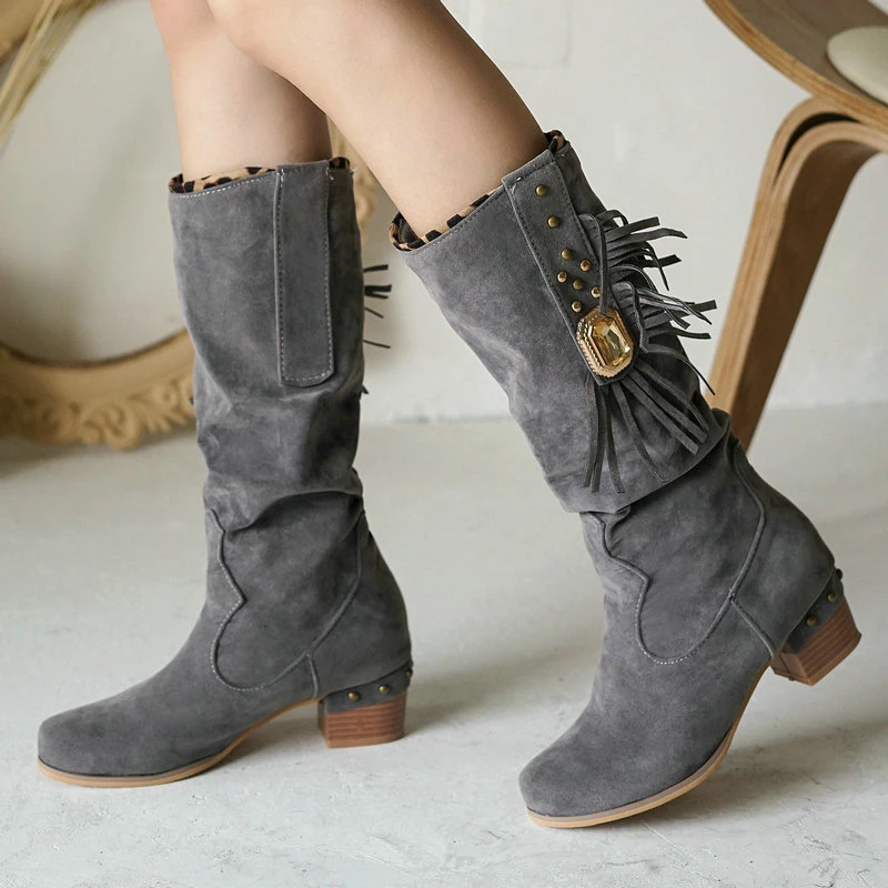 

Серые, черные замшевые женские сапоги до колена с металлической отделкой и бахромой, винтажные сапоги в западном стиле с круглым носком, женская обувь на квадратном каблуке