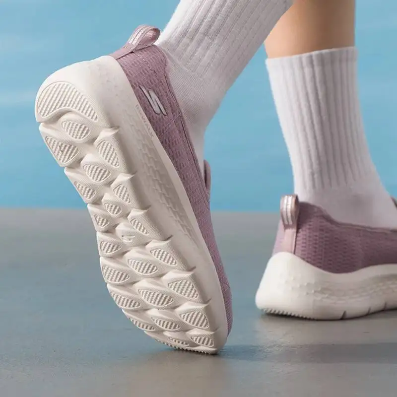 Фото Женские прогулочные туфли Skechers без шнуровки, цвета маво, из трикотажной сетки, с легкой амортизацией и поддержкой свода стопы, удобные повседневные лоферы, кроссовки 124847-MVE №4