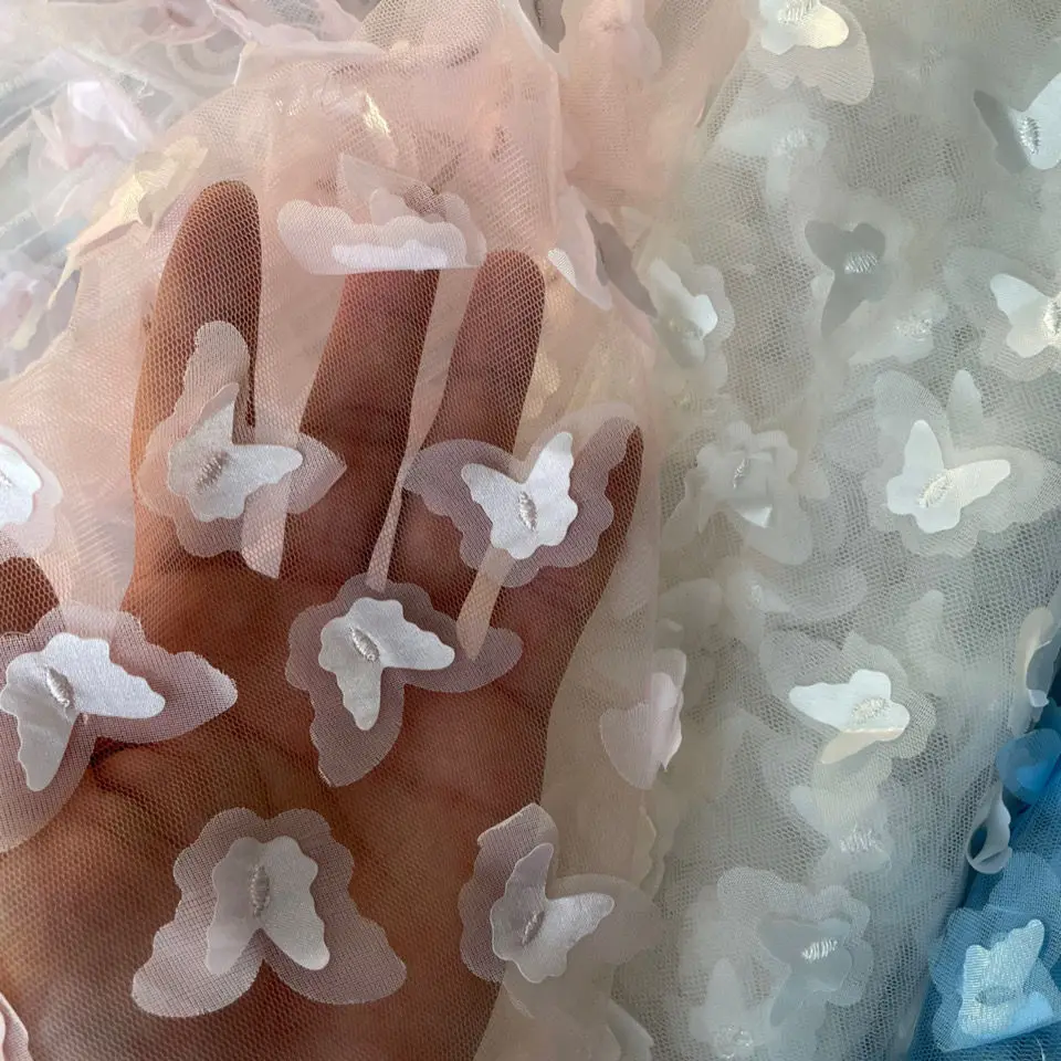 Двухслойная декоративная кружевная ткань с вышивкой в виде маленькой бабочки