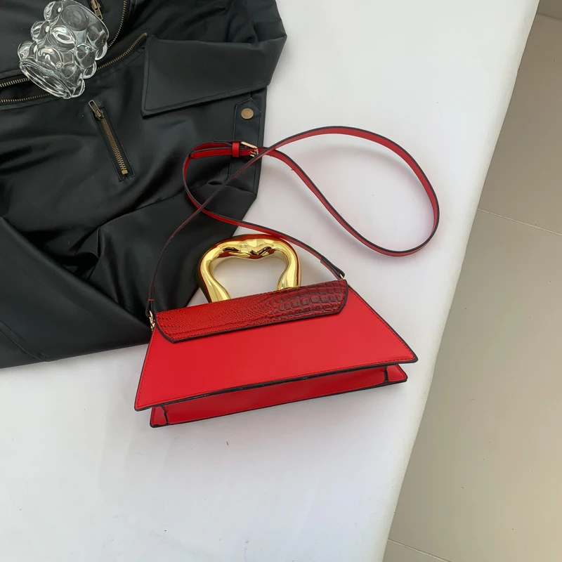 Модная сумка из искусственной кожи с текстурой крокодила и золотой ручкой