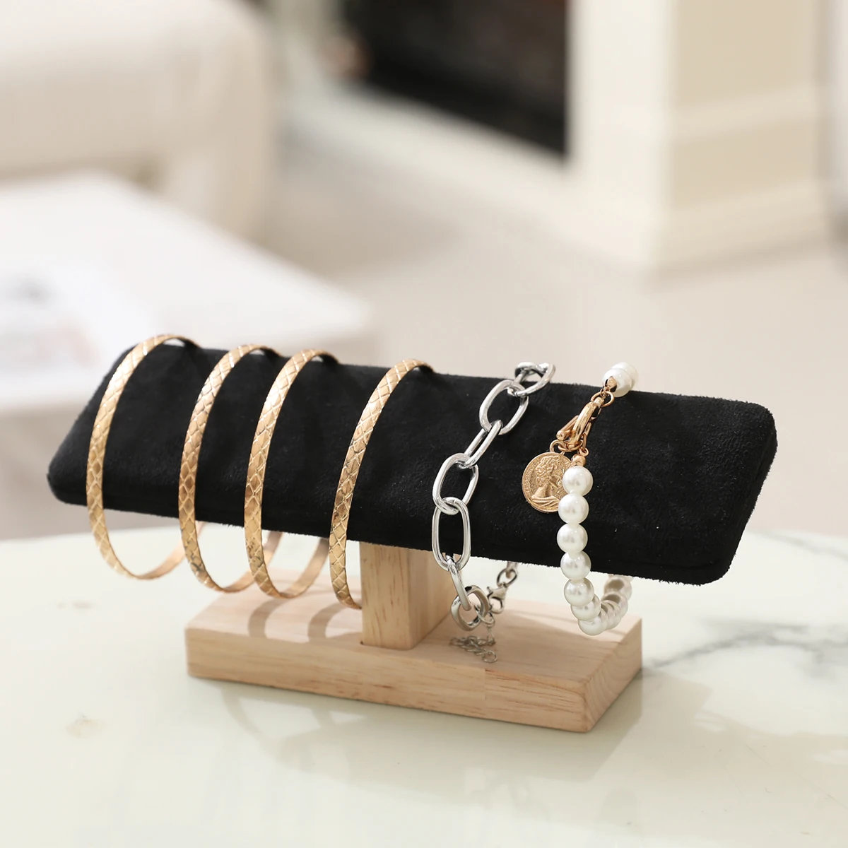 

Деревянная подставка для браслетов из искусственной кожи