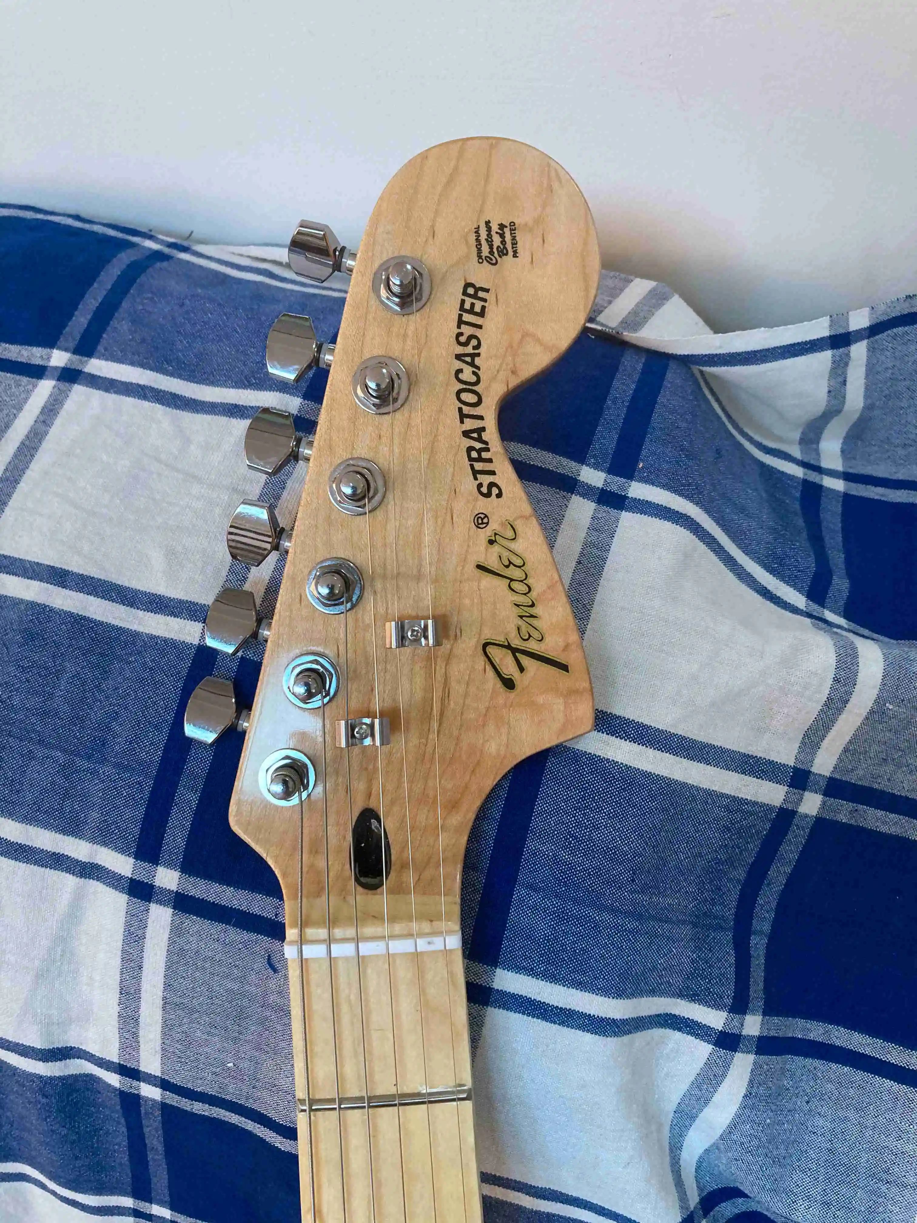 Send in 3 days stratocaste-r custom body 6 string yellow Electric Guitar stock |