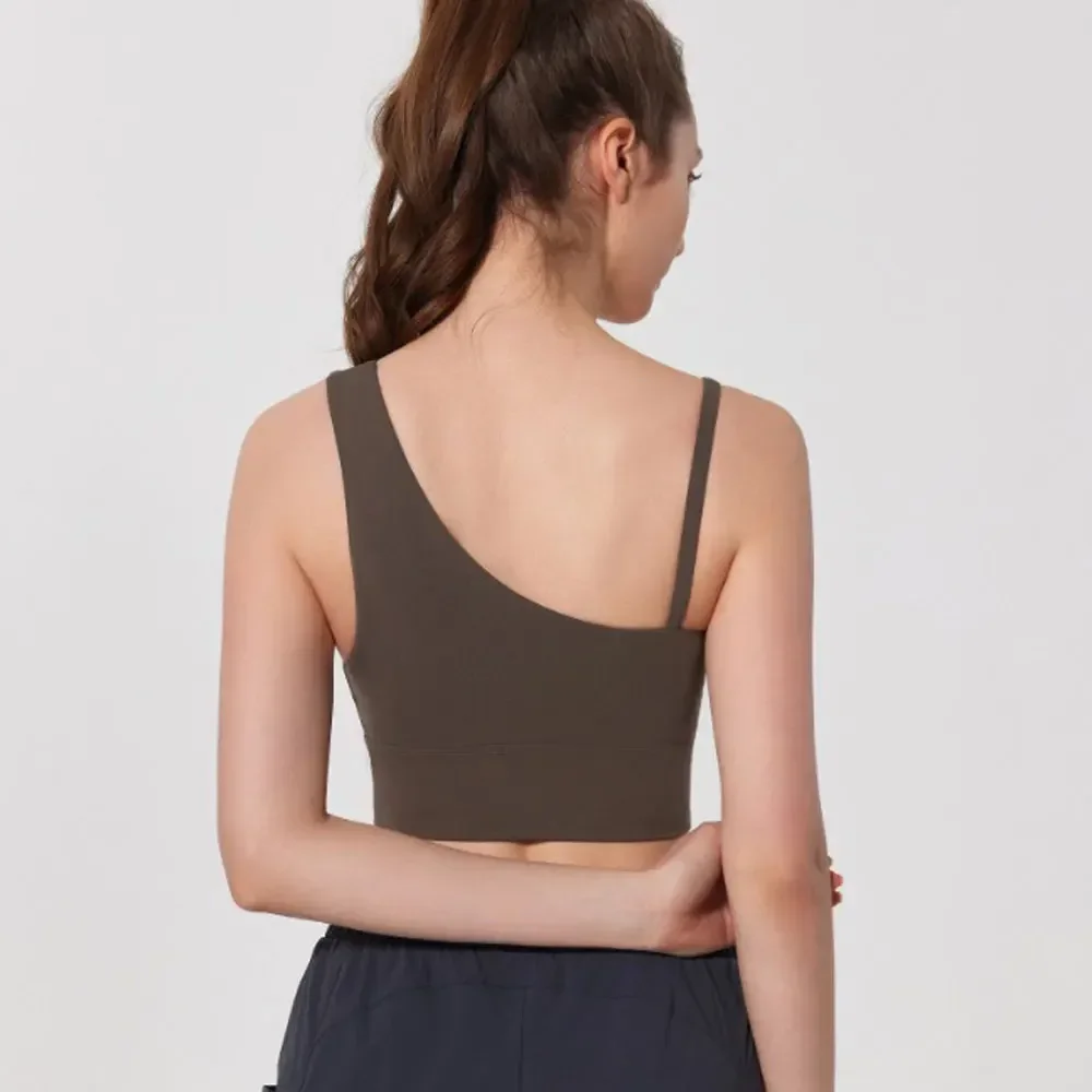 Спортивный бюстгальтер с асимметричными бретельками телесного цвета