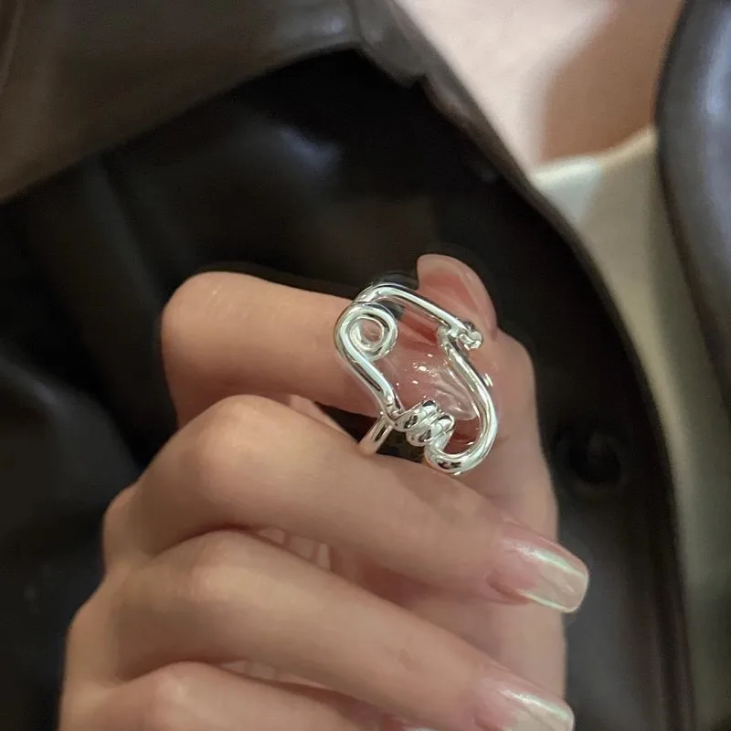 Женское кольцо в минималистическом стиле