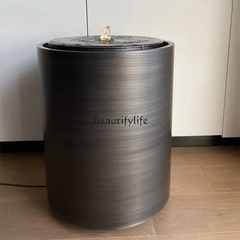 Фонтан с струящейся водой простой отель двор вилла пейзаж сад Джукай вид клубный