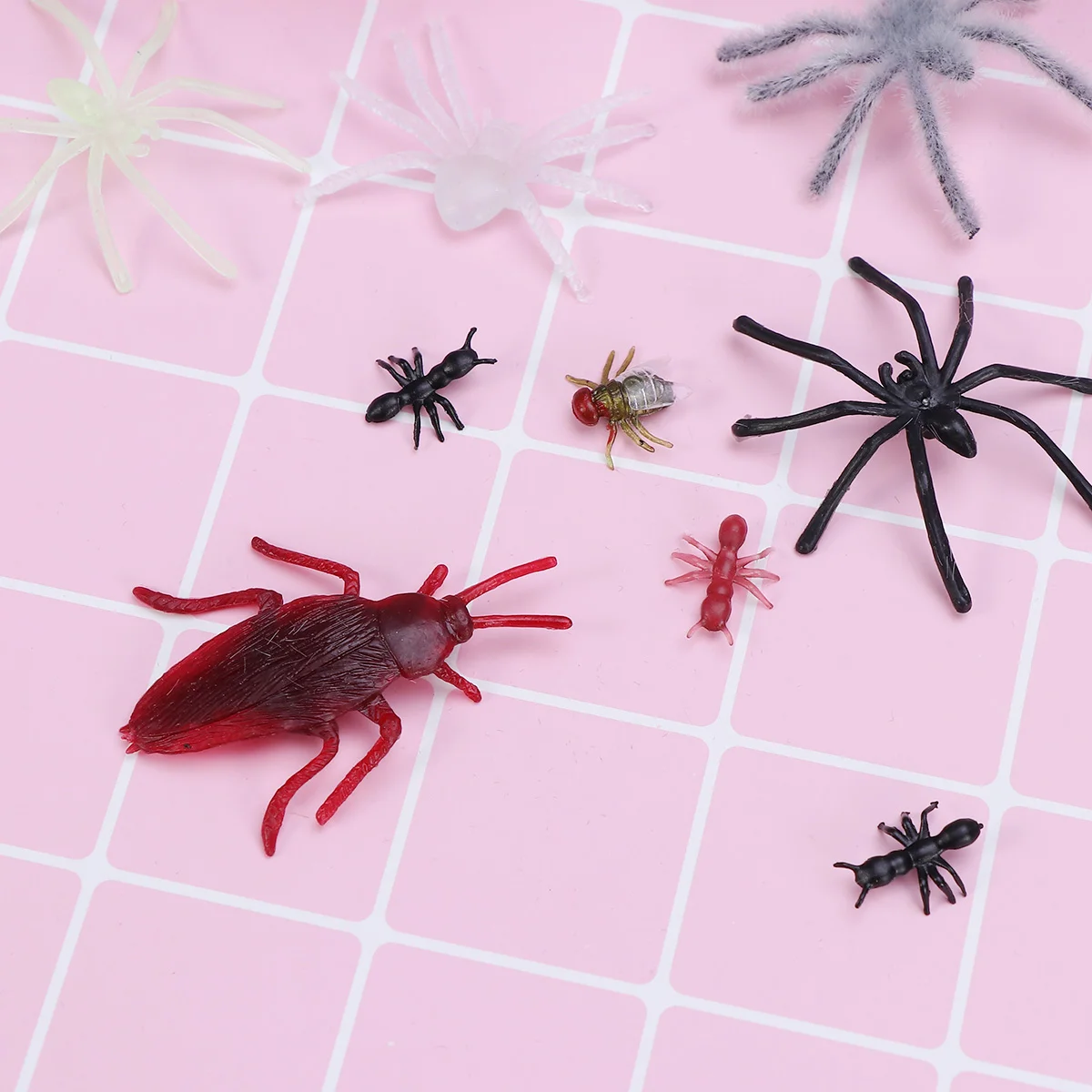 

150pcs Simulation Plastic Bugs Fake Spiders Scorpion Flies Bat for Halloween Party Favors Decoration Prank Cockroach