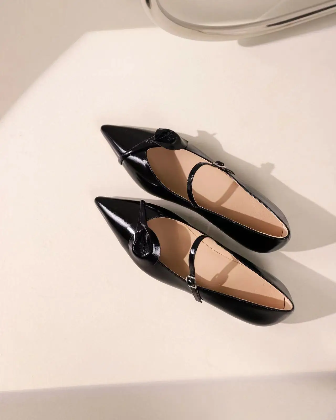 Туфли из натуральной кожи с острым носком на низком каблуке