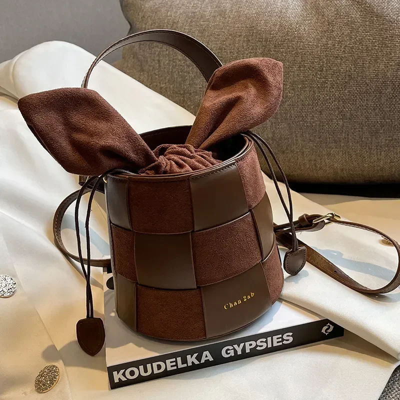 

Прекрасная сумка, новая шоколадная сумка, матовая сумка, плетеная цилиндрическая сумка через плечо, Женская портативная женская сумка-ведро с металлическим бантом, 2023 шт.