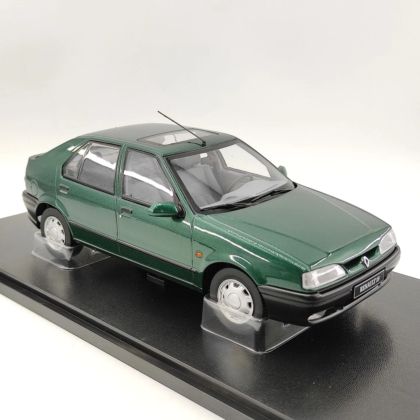 Фото Масштабная модель автомобиля Diecast KK 1:18 Renault 19 Alfetta GT 1.6 1976 из сплава №5