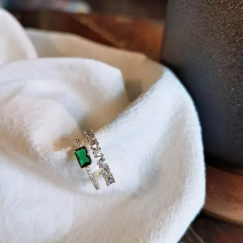 Кольца LATS золотого цвета с зелёным цирконием