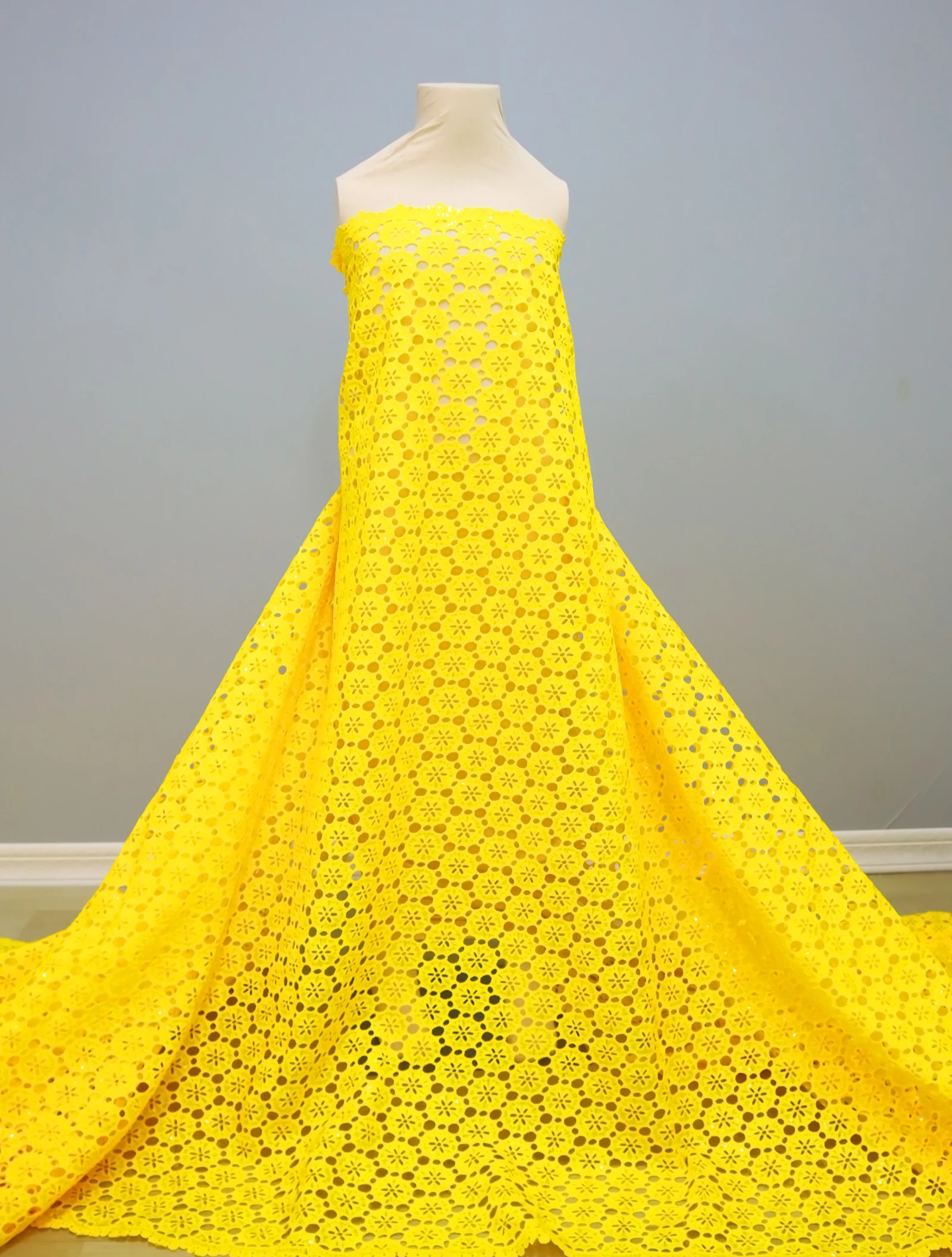 Экологичное свадебное платье из молочного шелка с кружевом спереди 2024