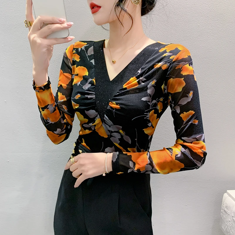 Женская футболка составного кроя черная пикантная с V-образным вырезом и