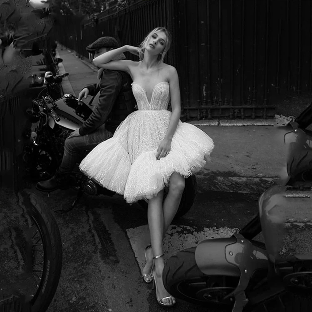 

Простое свадебное платье без рукавов на бретельках с V-образным вырезом и застежкой-молнией