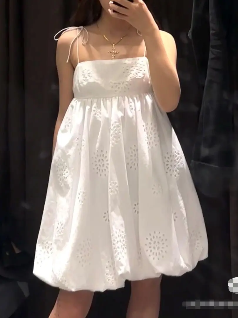 

XNWMNZ 2023 женское модное объемное вышитое мини-платье для отпуска с прямым воротником тонкие бретельки пушистый подол женские шикарные платья