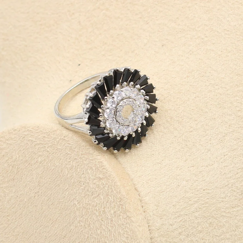 Комплект из колье серёг кольца и браслета с фианитом