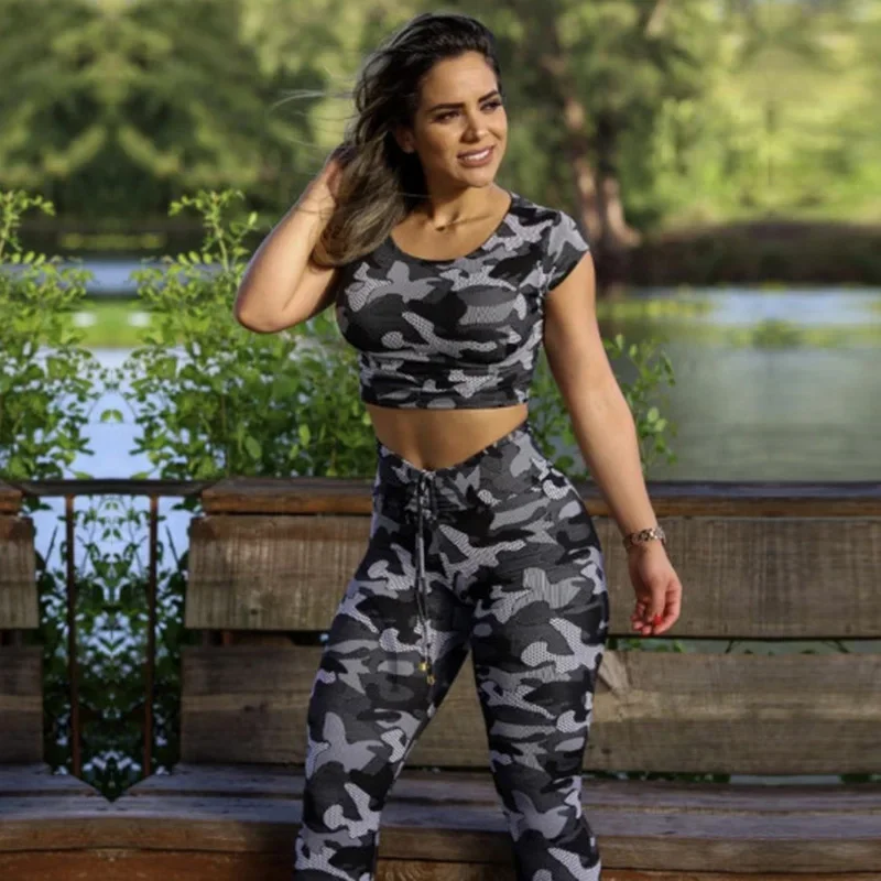 Фото Gymdolphins женский спортивный комплект с камуфляжным принтом, футболка с короткими рукавами и облегающие спортивные штаны с высокой талией, костюмы из двух предметов №2