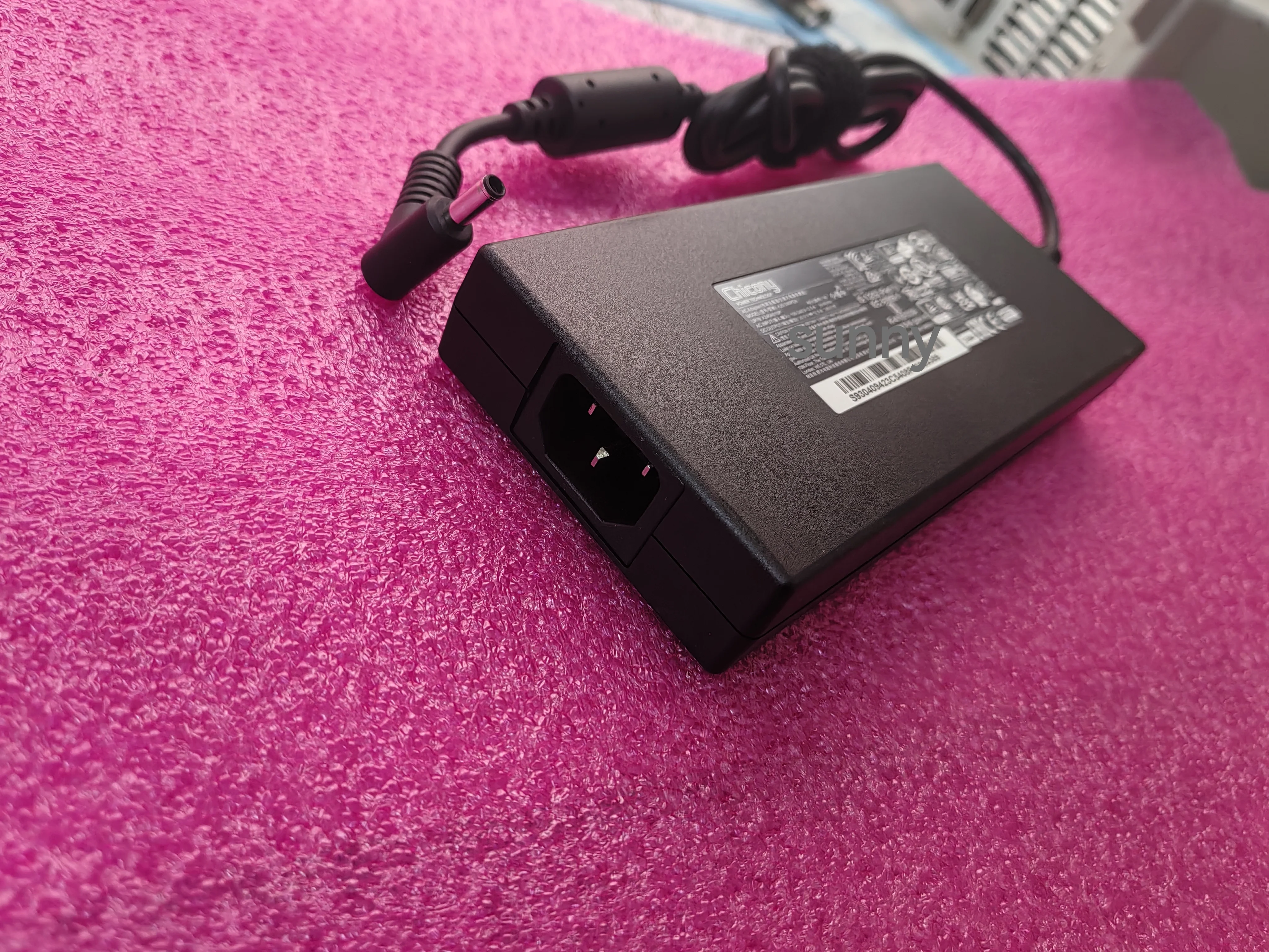 Фото OEW 240.0W Chicony 20V 12A 4.5mm Pin A20-240P2A A240A010P 210013-11 Адаптер переменного тока для ноутбука MSI Crosshair A18 HX A7WFKG RTX5060 №4