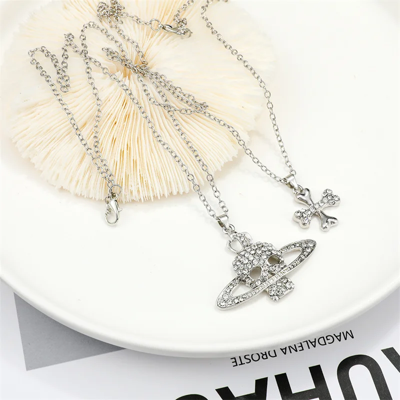 Женское ожерелье с изображением черепа и планеты |