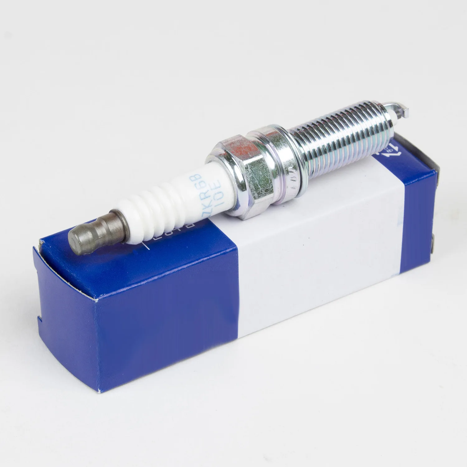 

For4pcs/lot 18855-10060 LZKR6B10E Normal Spark Plug For Hyundai I20 I30 I35 IX20 Kia Pro CEE'D Carens Soul Venga Rio 1.4/1.6L