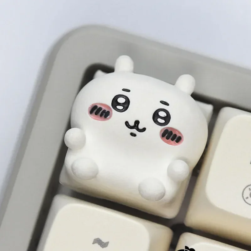 Фото Милые кейкапы Kawaii Hachiware Chikawa для механической клавиатуры: персонализированные, из смолы, с аниме-персонажами, милые мультяшные девушки, креативные кейкапы для клавиатуры №1