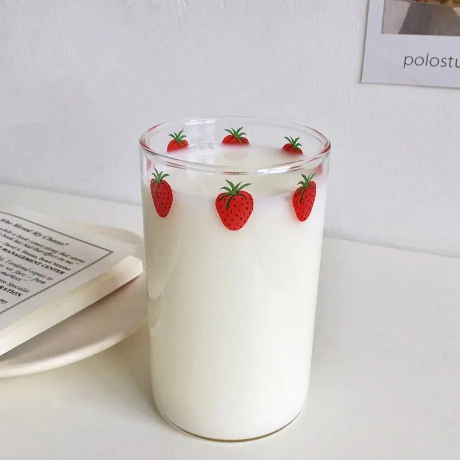 

300ml 10oz High Borosilicate Nana Cute Strawberry Water Milk Drinking Glasses Cup with Straw Glass Cup Cup with Straw