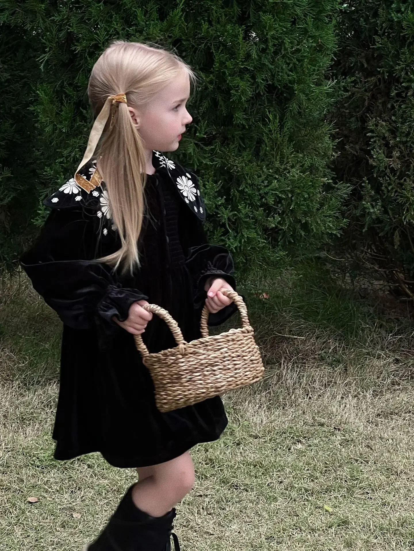 Детское бархатное платье с вышивкой на воротнике