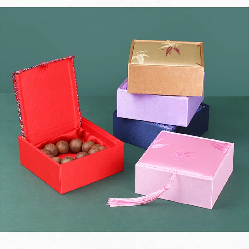 Квадратный браслет с кисточками и хлопковым наполнением подарочная коробка