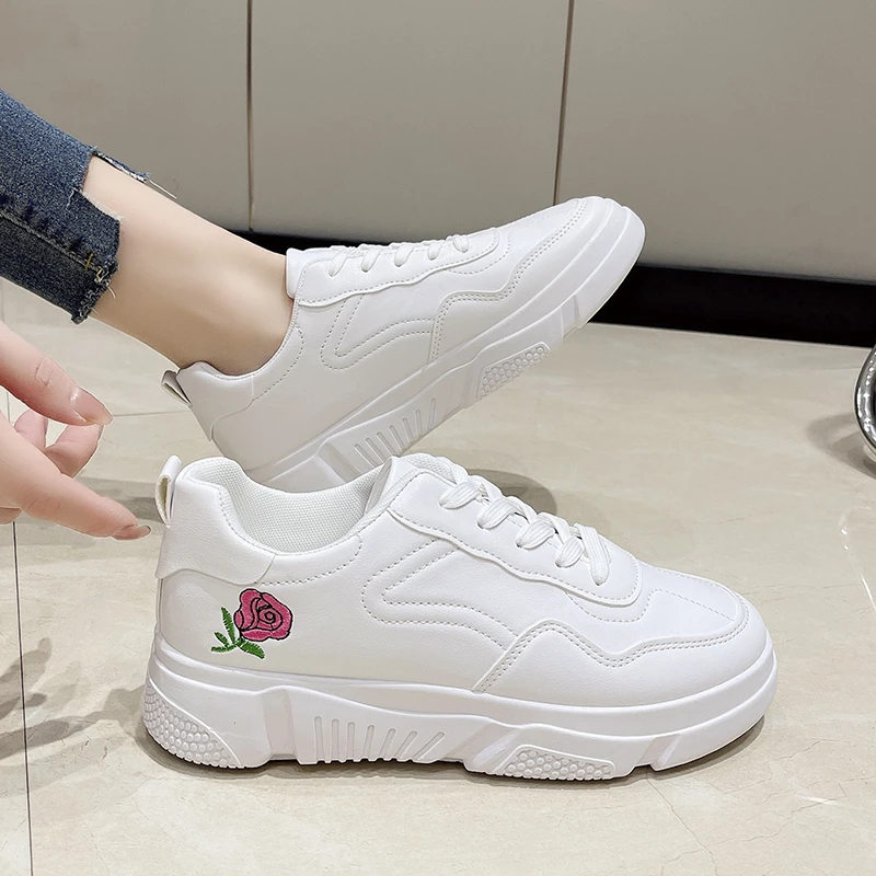 

Женские кроссовки с вышивкой, белые дышащие кроссовки на платформе, на шнуровке, повседневные, большие размеры 43, весна 2023
