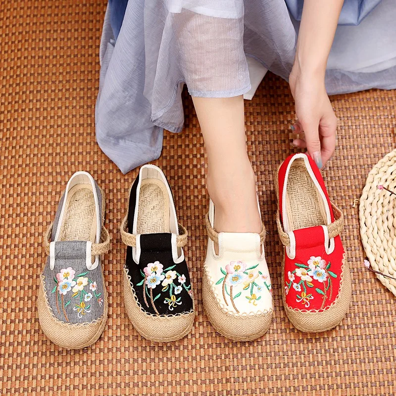 2022 Spring New Embroidered Shoes Ladies Embroidered Linen Shoes Ethnic Style Shallow Mouth Slip-on Embroidered Shoes