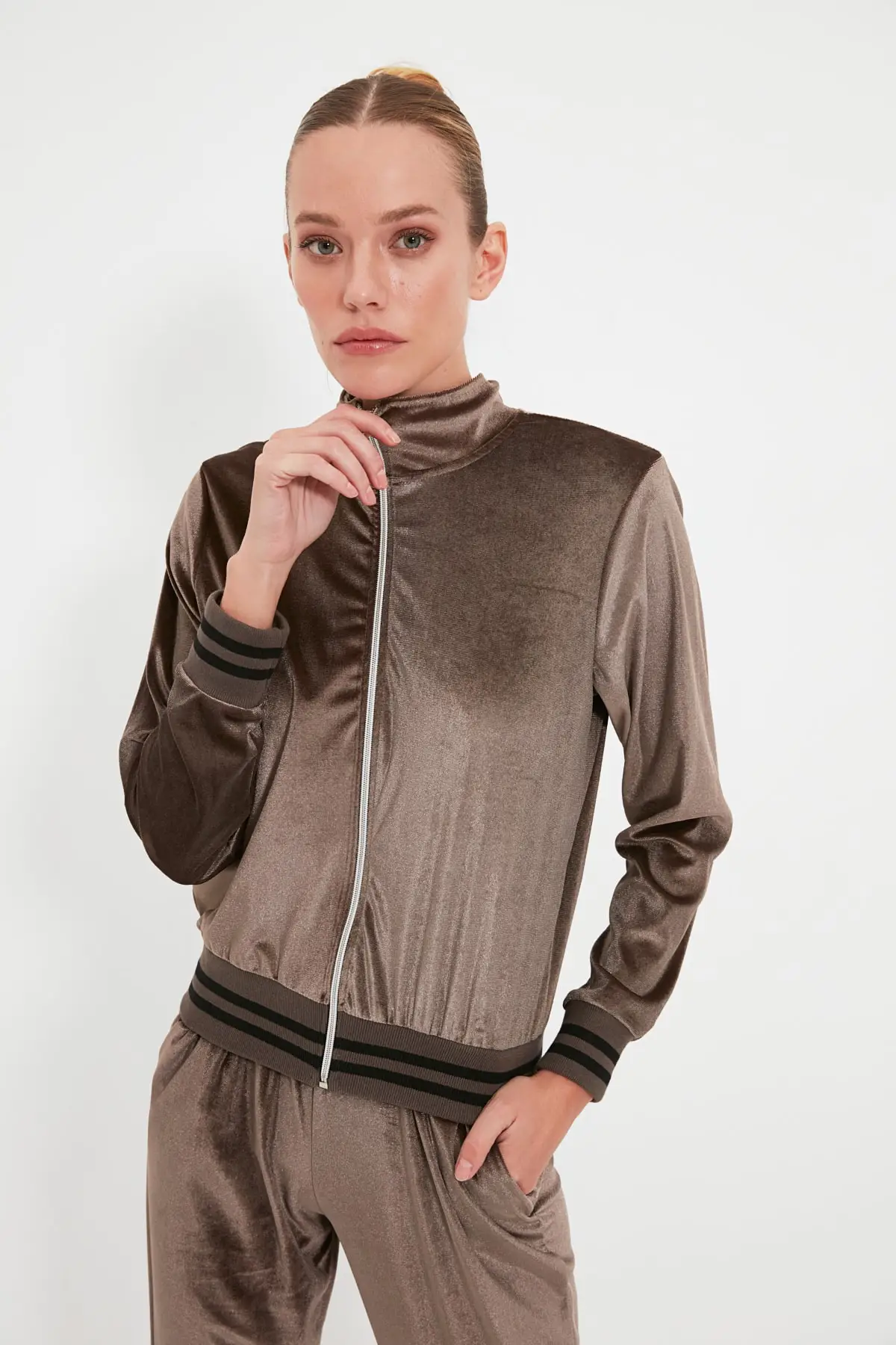 

Trendyol Zipper Sheer Neckline Velvet Basic Sweatshirt TWOAW22SW1377