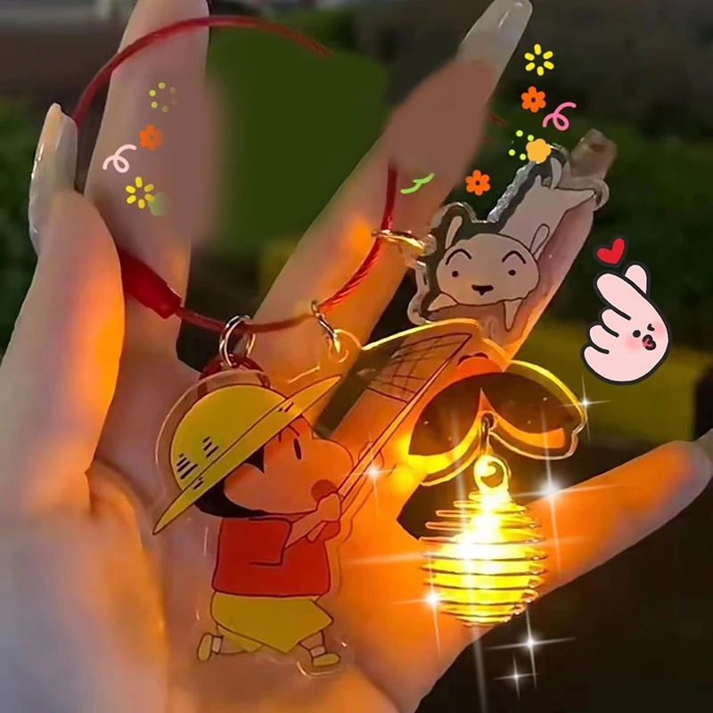 

Kawaii Crayon Shin-Chan, подвеска, портативный мультяшный милый светящийся брелок, акриловый кулон, аниме игрушки для девочки, подарок на день рождения
