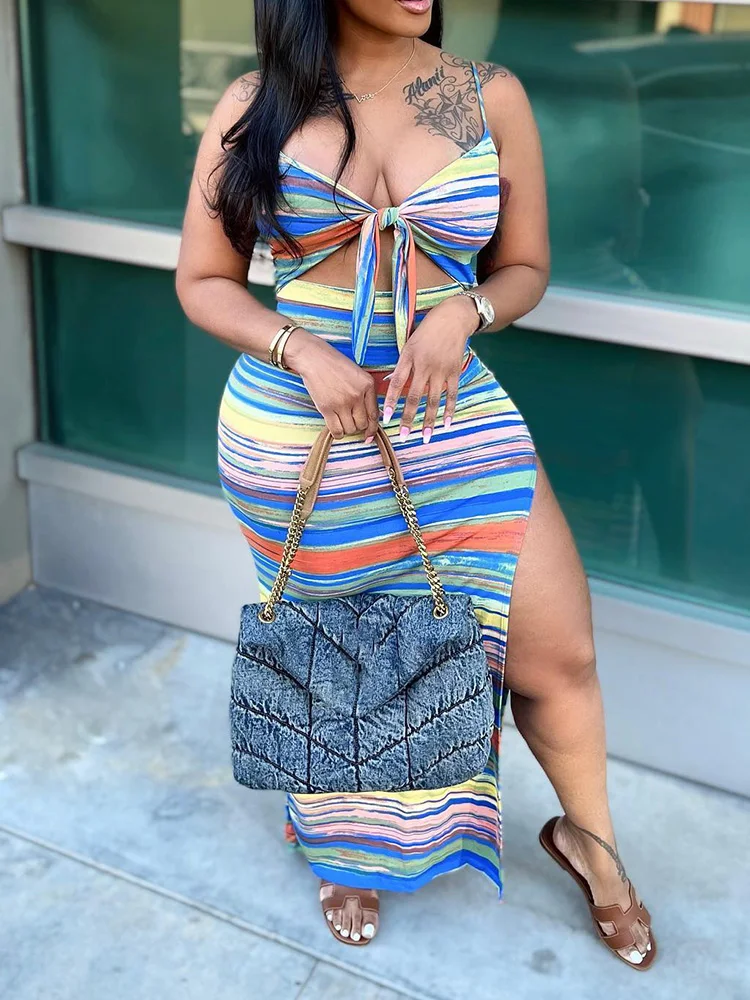 

Платье-Макси женское летнее облегающее на бретелях-спагетти без рукавов с принтом в полоску