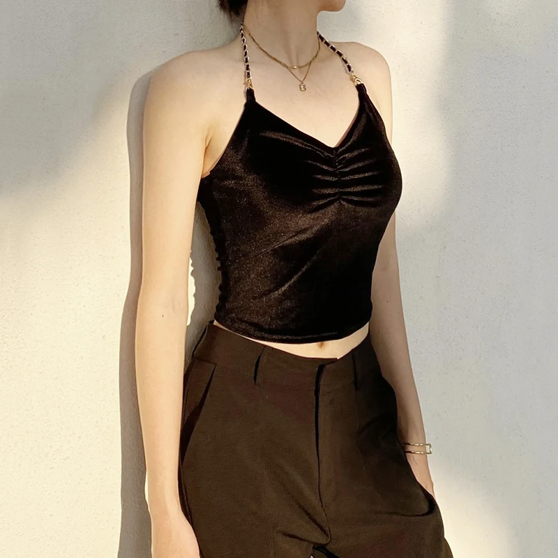 

Женский топ на бретельках с рюшами