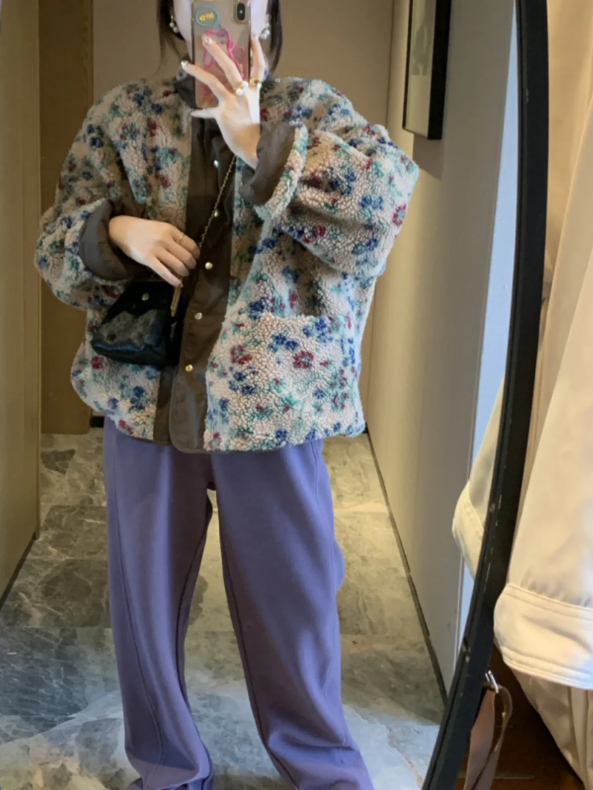 Теплая и двусторонняя куртка из утолщенного меха ягненка с цветочным принтом