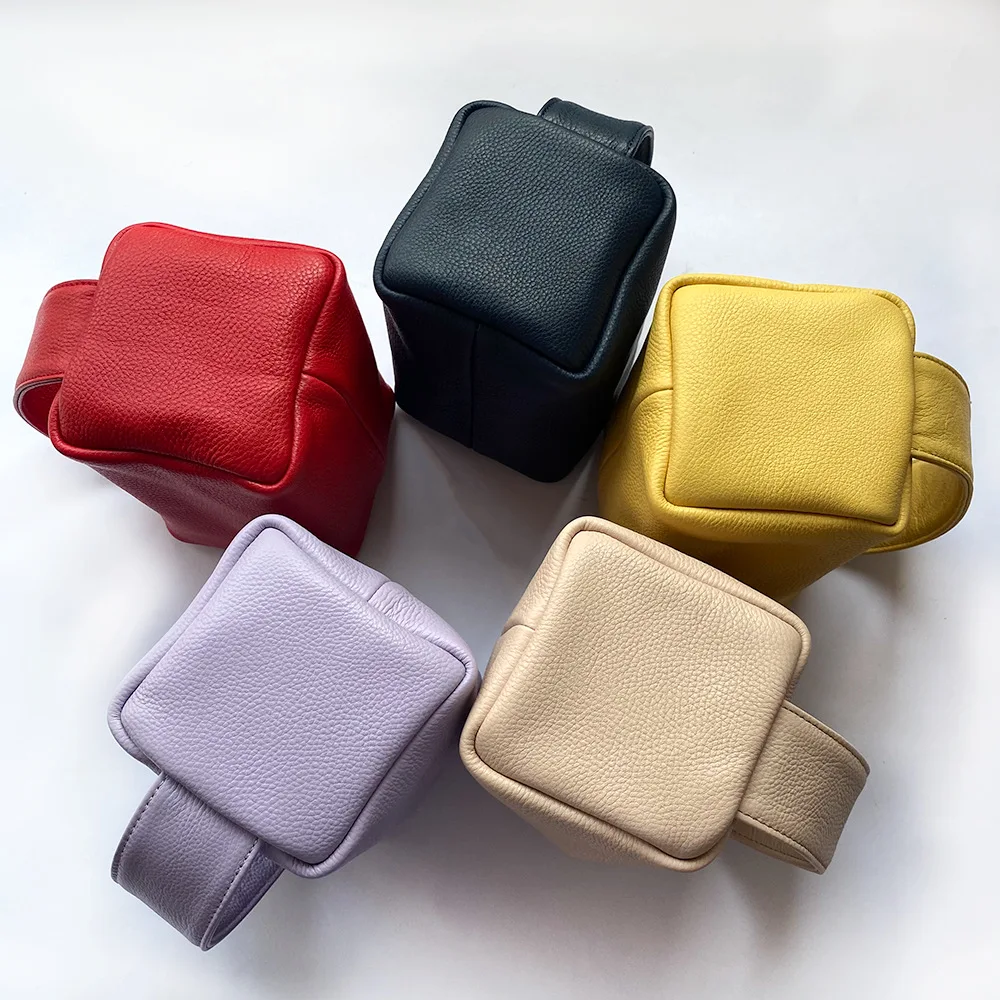 

2022 Genuine Leather Macaron Caramel Red Little Puffer Small Handbag Soft Box Female Pillow Handle Summer New Fashion Simple Bag