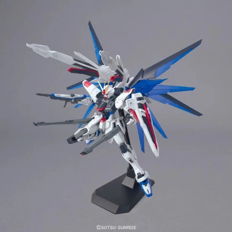 Фото 【В наличии】Конструктор Bandai MG Freedom Gundam Ver.2.0 1/100 ZGMF-X10A (пластиковая модель) №5