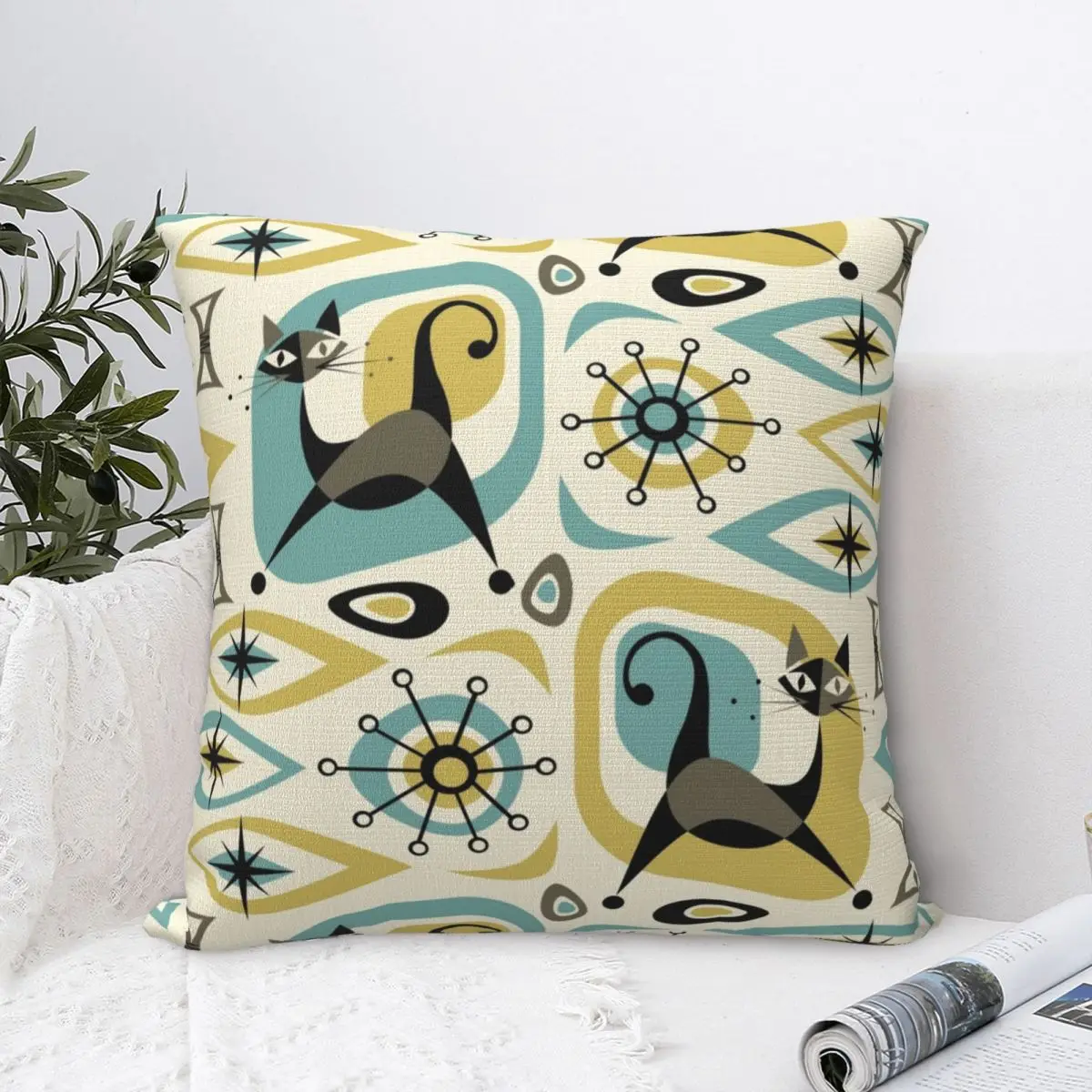 Квадратная наволочка с абстрактным