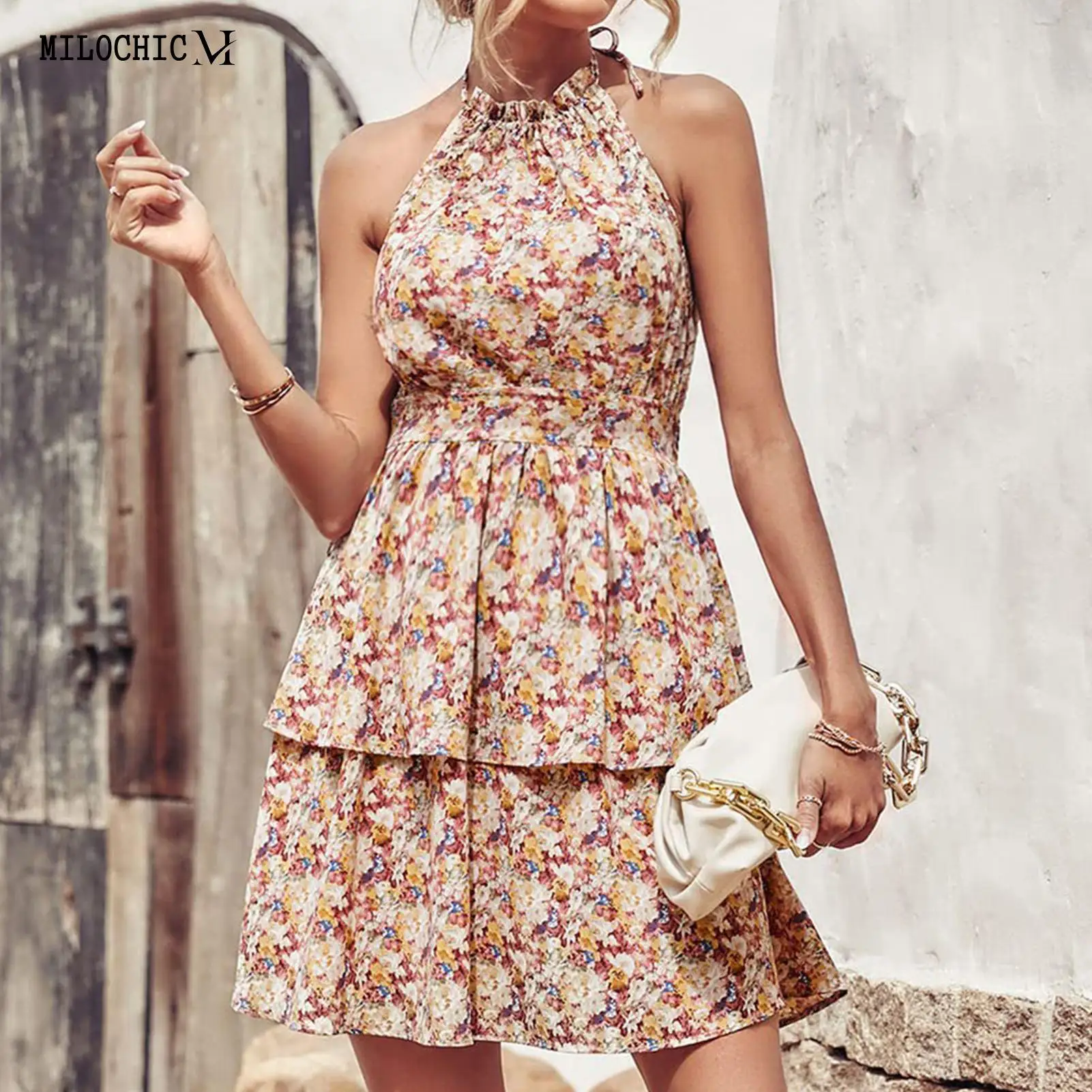 

Женское платье с открытой спиной, цветочным принтом и лямкой на шее