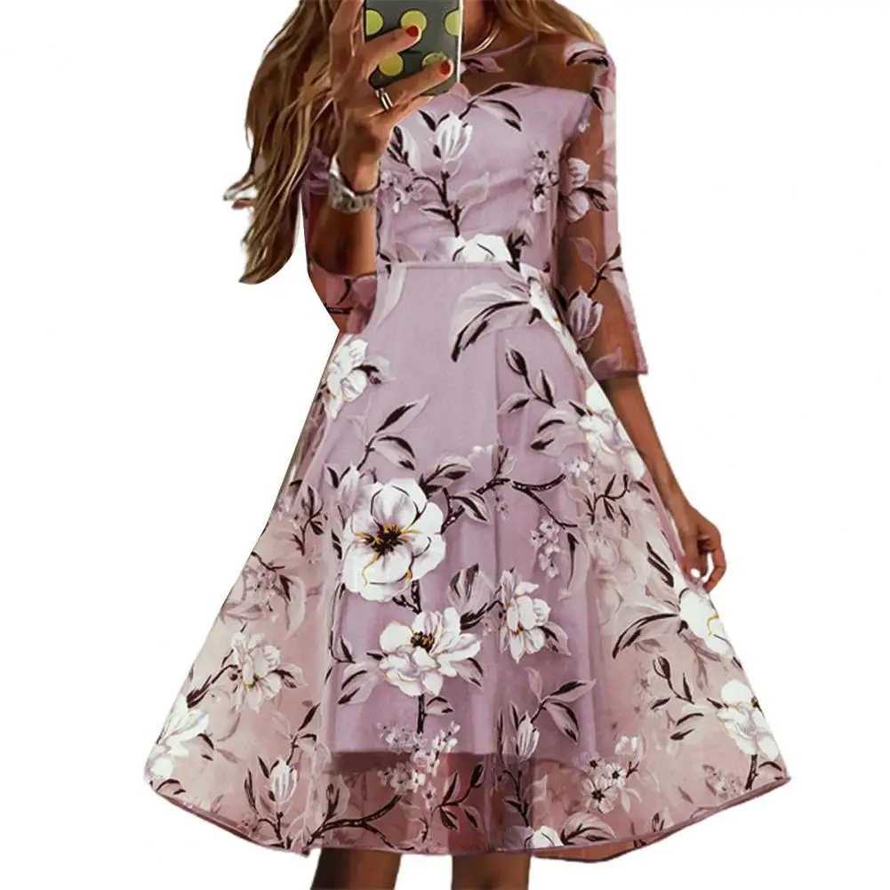 

Женское облегающее платье миди с цветочным принтом и широким подолом