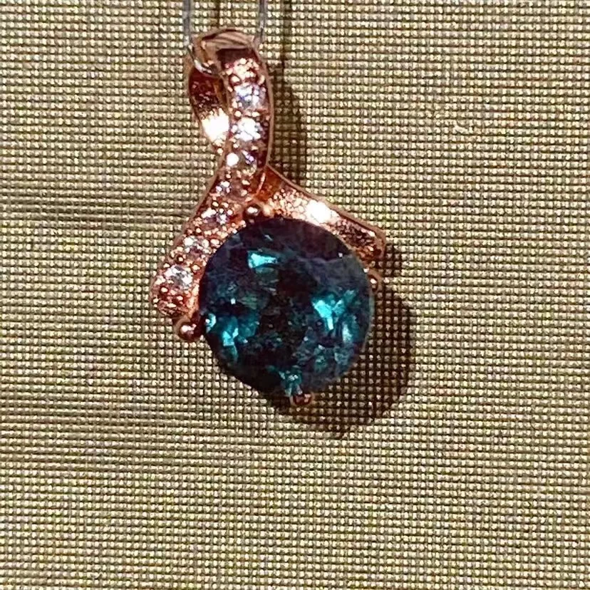 

Ожерелье из натурального Александрина с подвеской в виде драгоценного камня