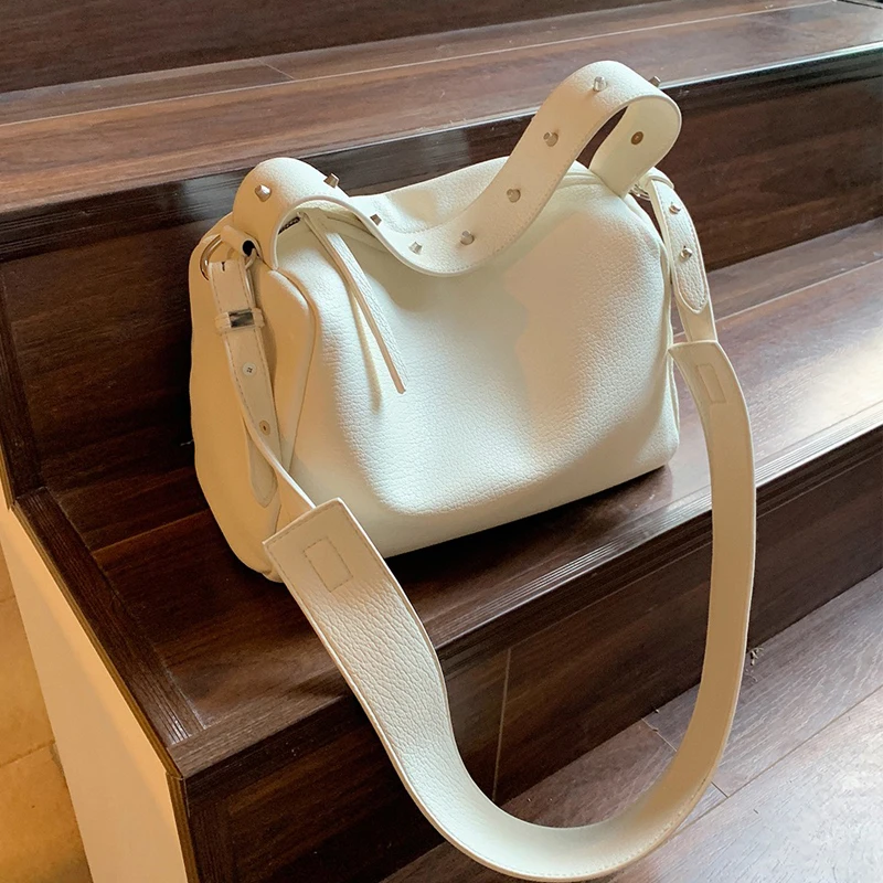 

Vintage Messenger Bag Women Luxury Brand Designer Handbag 2023 New In PU Material Rivet Decoration High Quality Motorcycle Bag