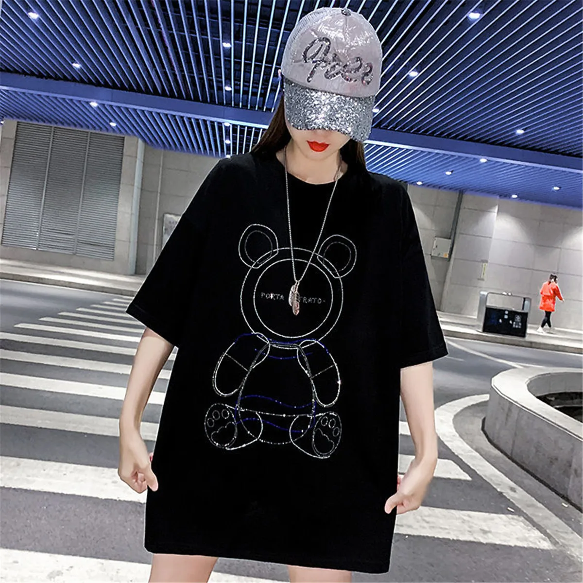 

Футболка женская с принтом в виде медведя из Амина и бриллиантов