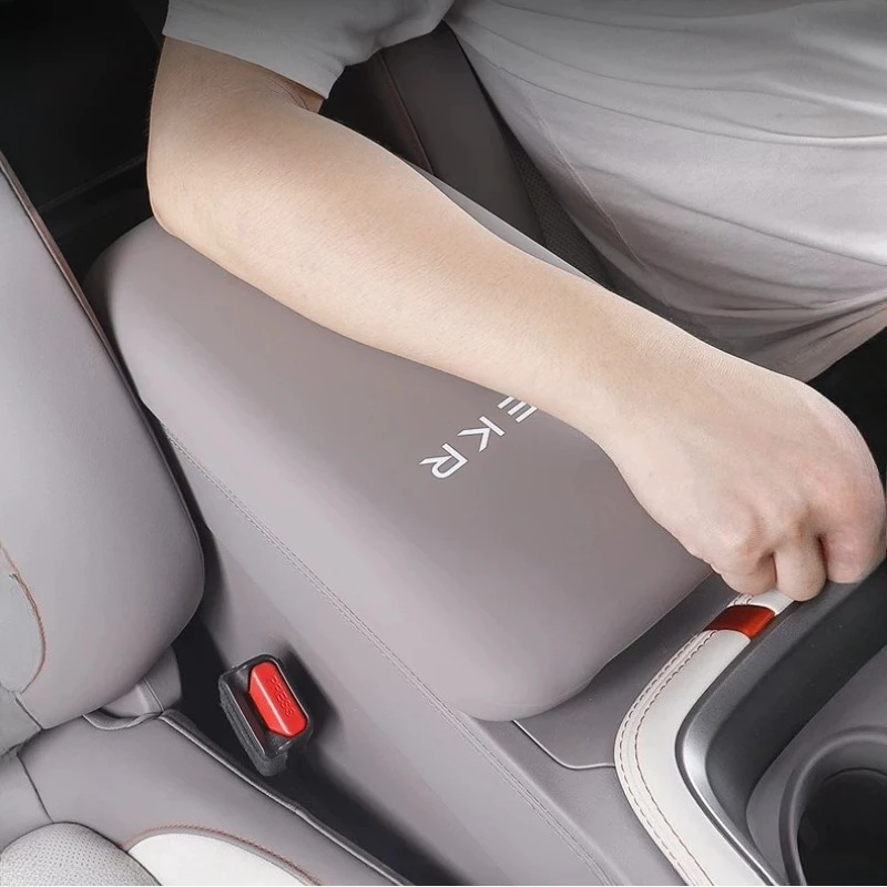 Фото Для Geely ZEEKR 007 007GT (обновленная версия 2025-2026) — силиконовая накладка на центральную консоль, защита подлокотника, аксессуары для интерьера №2