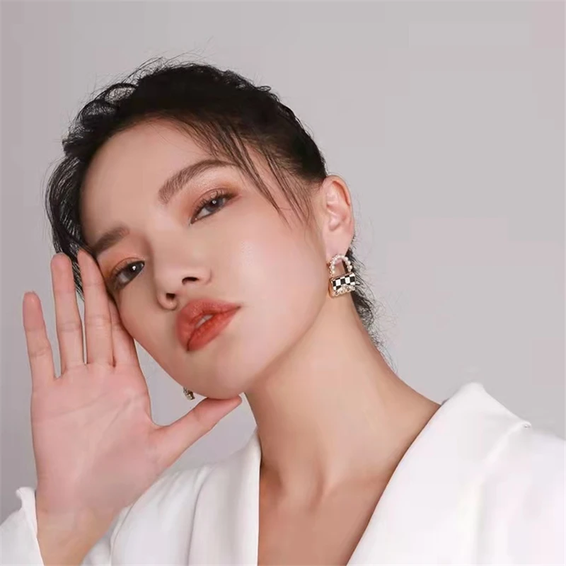 Женские серьги-гвоздики с жемчугом элегантные серьги белого и черного цвета