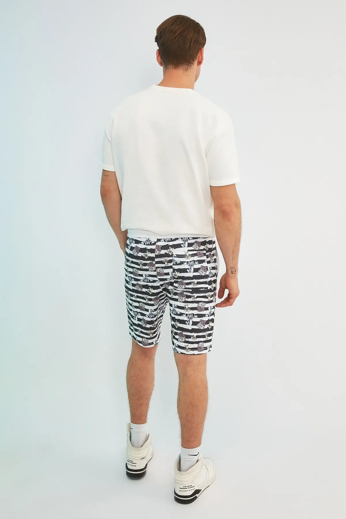 

Trendyol Male Tom & Jerry Printed Licensed Regular Fit Shorts & Bermuda TMNSS21SR0010