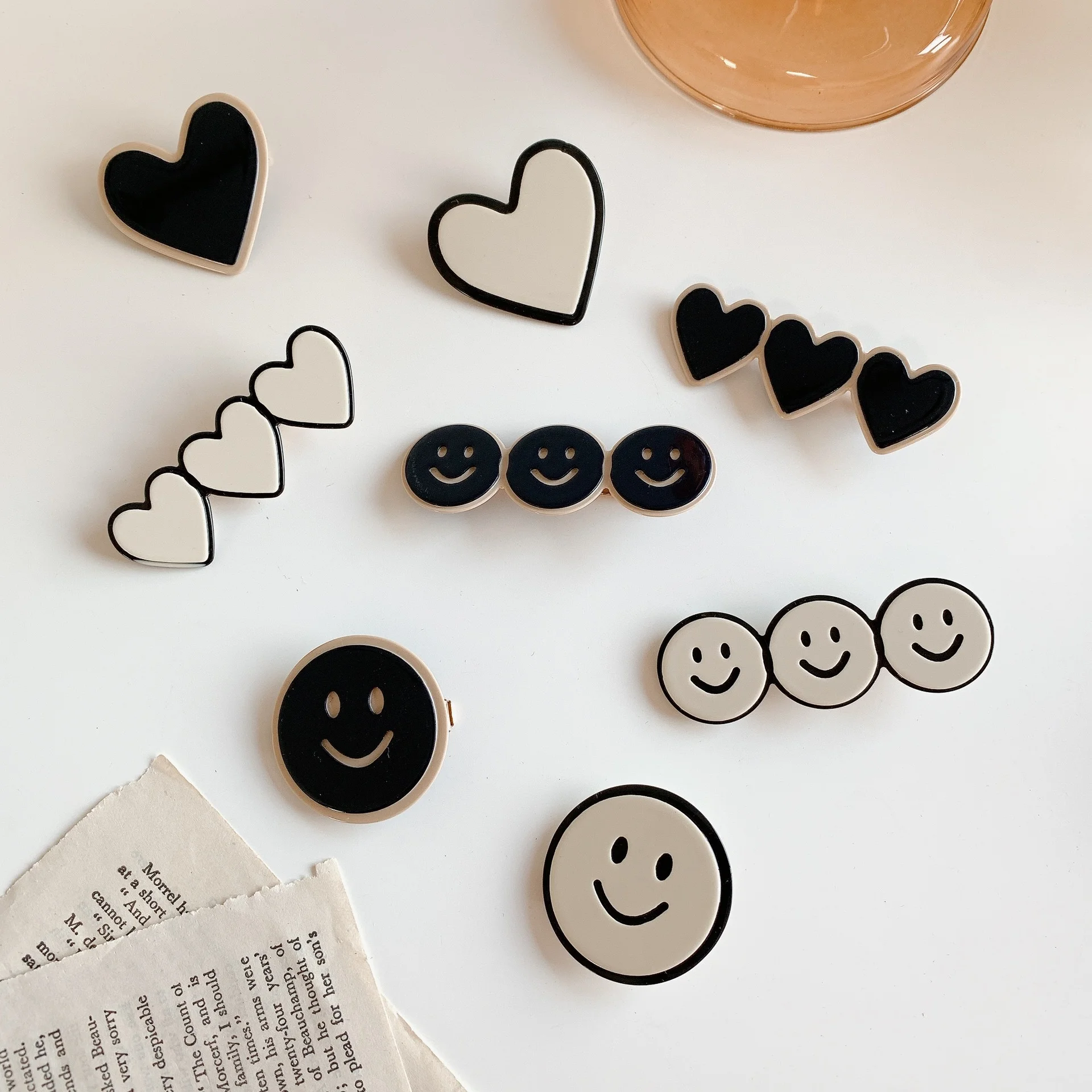 

Black and white love word clip bangs clip acetic acid smiling face hairpin Korean lovely simple hairpin headdress