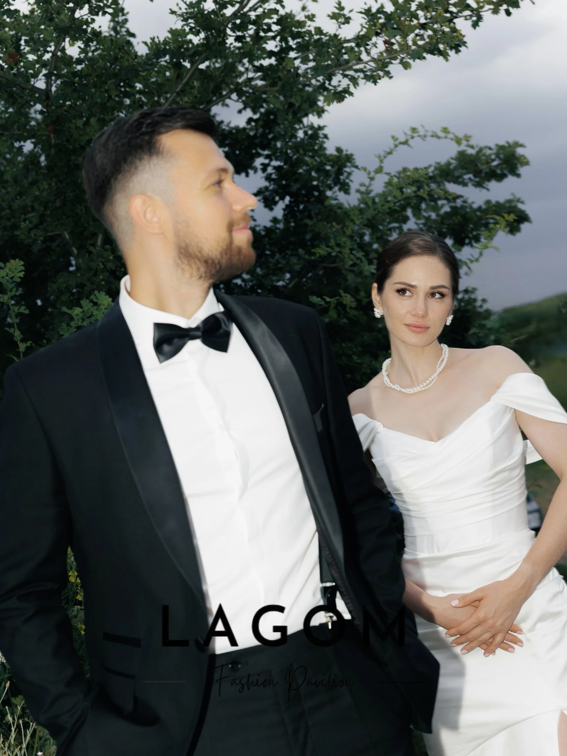 Фото Свадебное платье Lagom White с открытыми плечами, силуэт «русалка», V-образный вырез, плиссировка, индивидуальный пошив, длина в пол, с высоким боковым разрезом. Шарон Саид. №3
