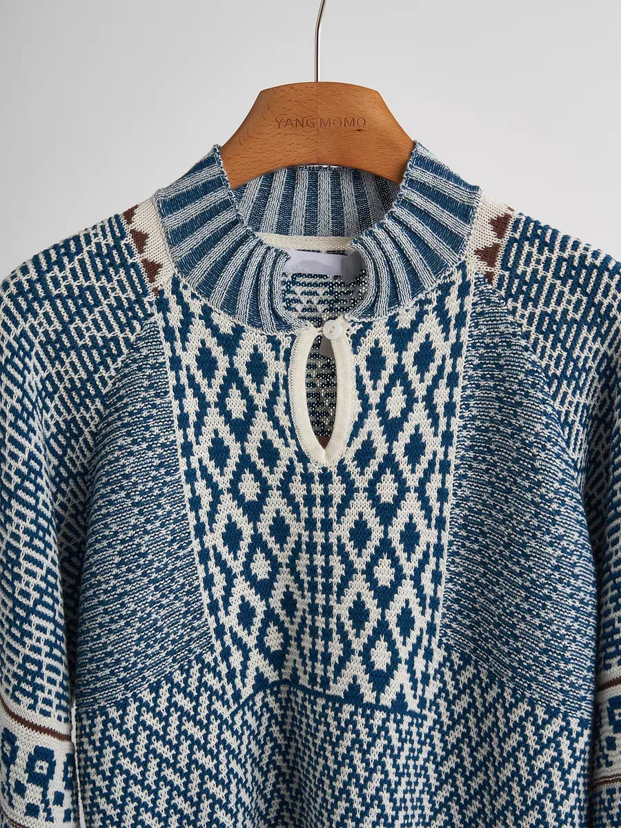 Осенне-зимний короткий свитер с небольшим ароматом и контрастным вырезом