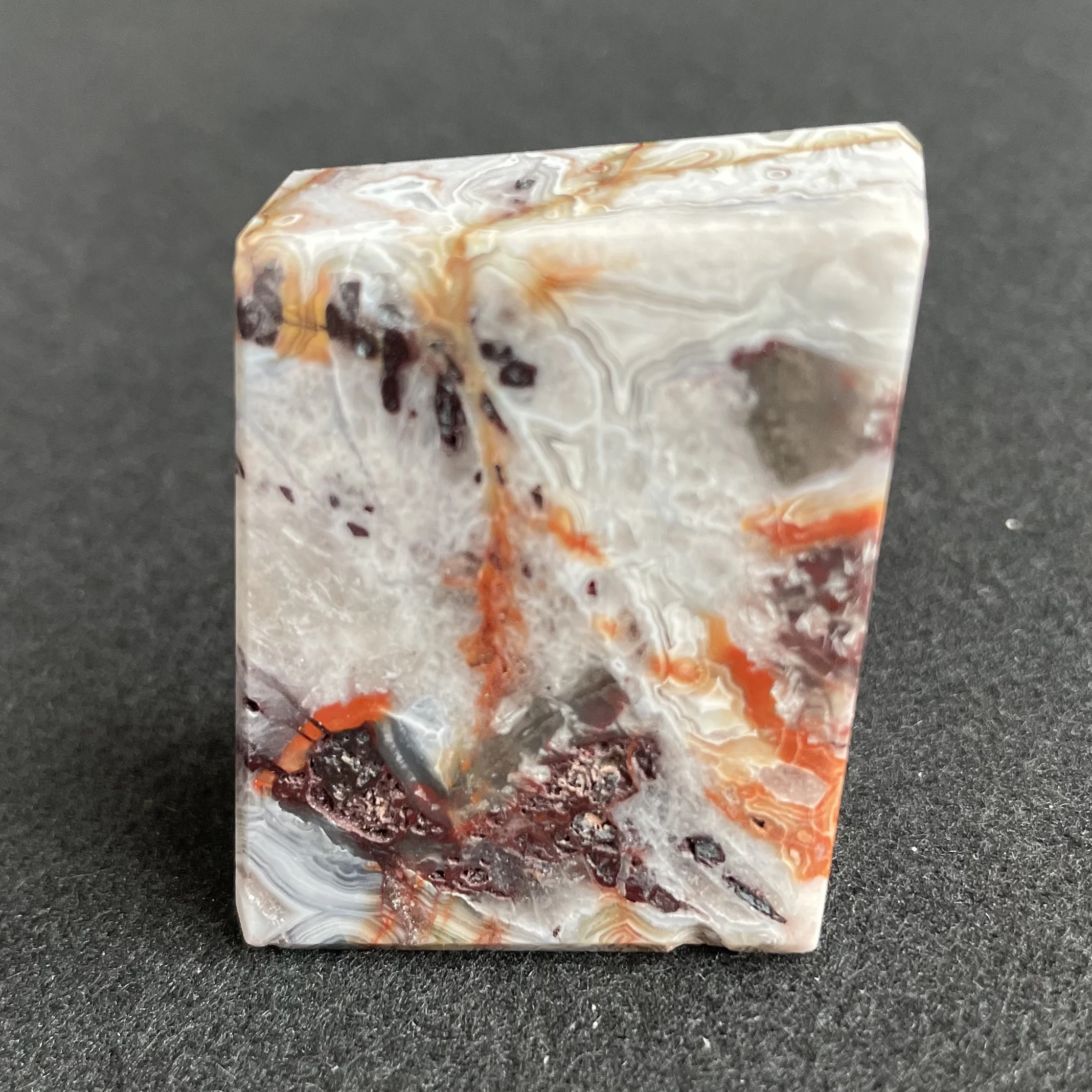 

Мексиканский красный агат, полированный кристалл