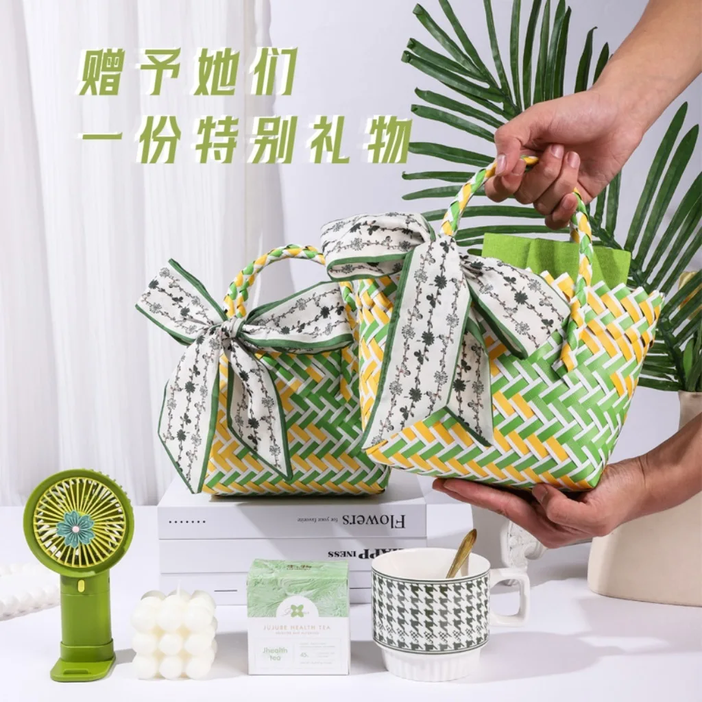 Подарочный набор зеленой тканой сумки. Чашка для воды полотенце веер подарочный